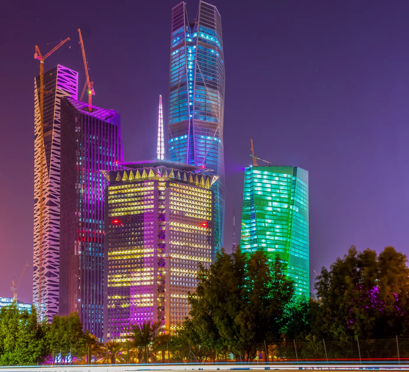 مركز الملك عبدالله المالي في الرياض ليلاً